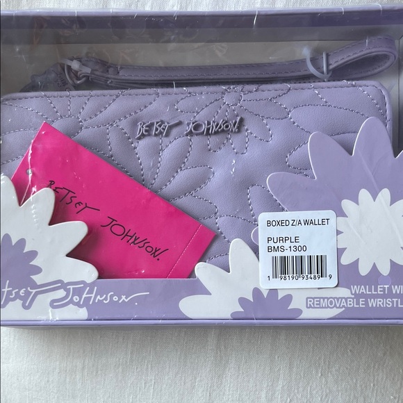 Betsey Johnson Handbags - Betsey Johnson 🌺 HOST PICK 🌺 Lavender Wristlet with Floral Design. NWT